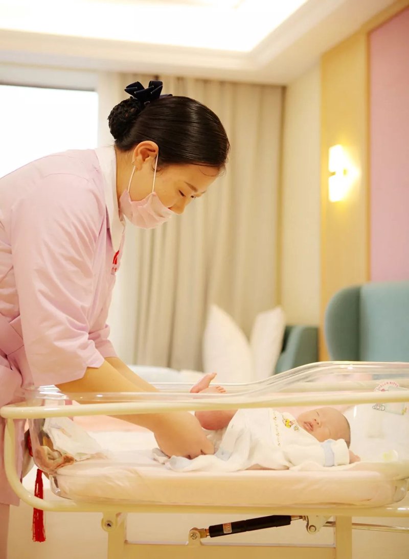 婴儿游泳：乐趣与风险并存